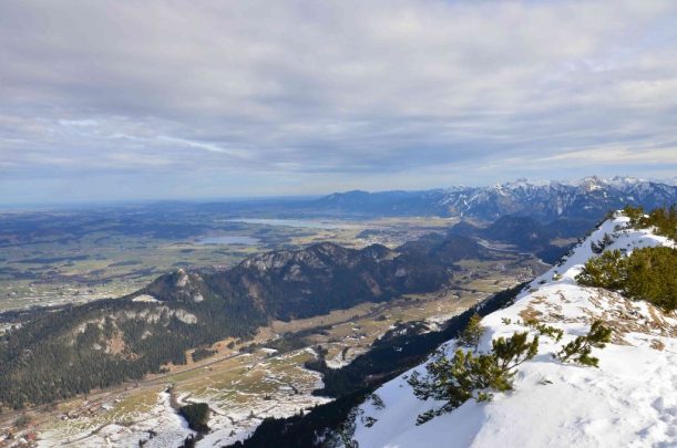 Der Blick aufs Füssener Land mit dem Hopfen- und Forggensee, davor die Burgruine Falkenstein