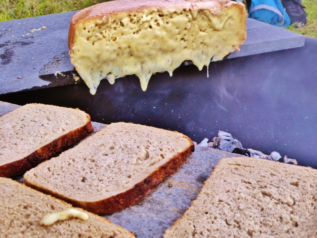 Raclette über offenem Feuer