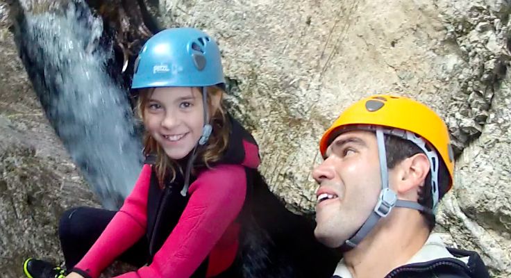 Mädchen und Guide beim Canyoning Abseilen