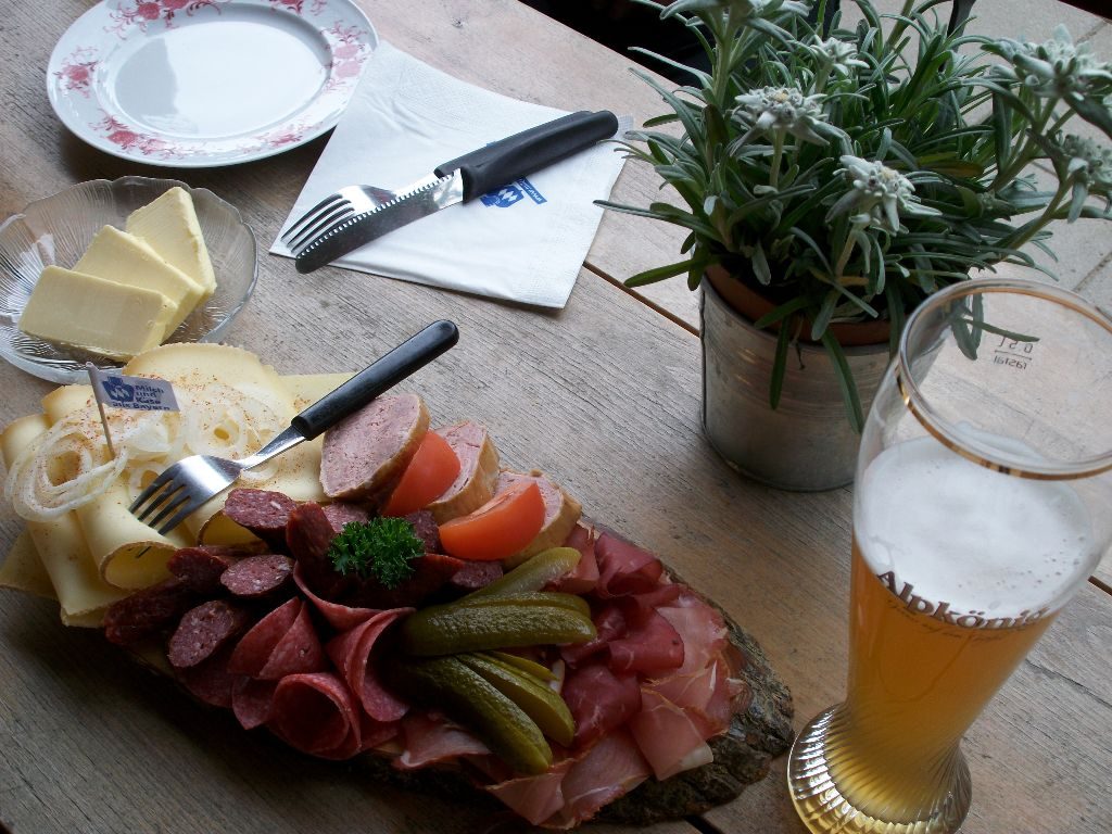 Brotzeit auf der Alpe Topfen