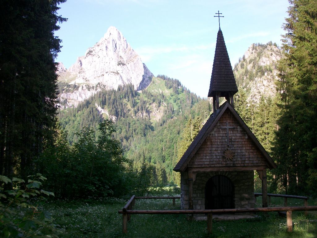 Kapelle mit Bergen im Hintergrund